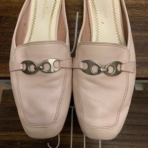Enzo Angiolini pale pink leather slides